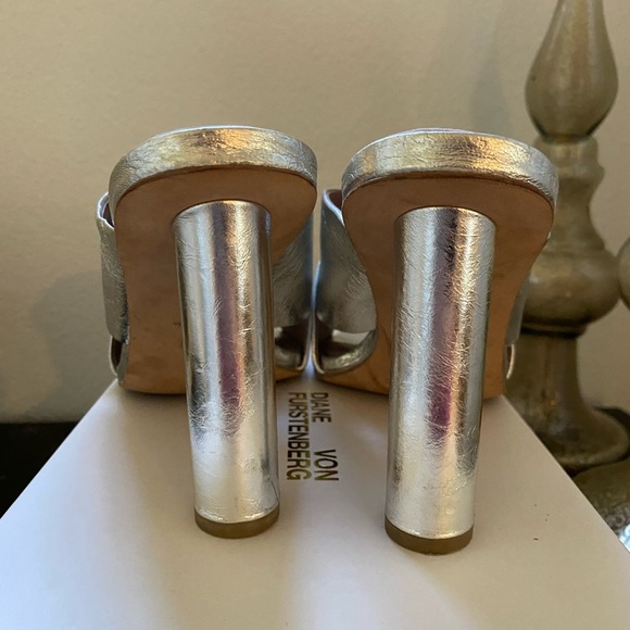 Dian Von Furstenberg metallic leather sandals - Picture 4 of 6
